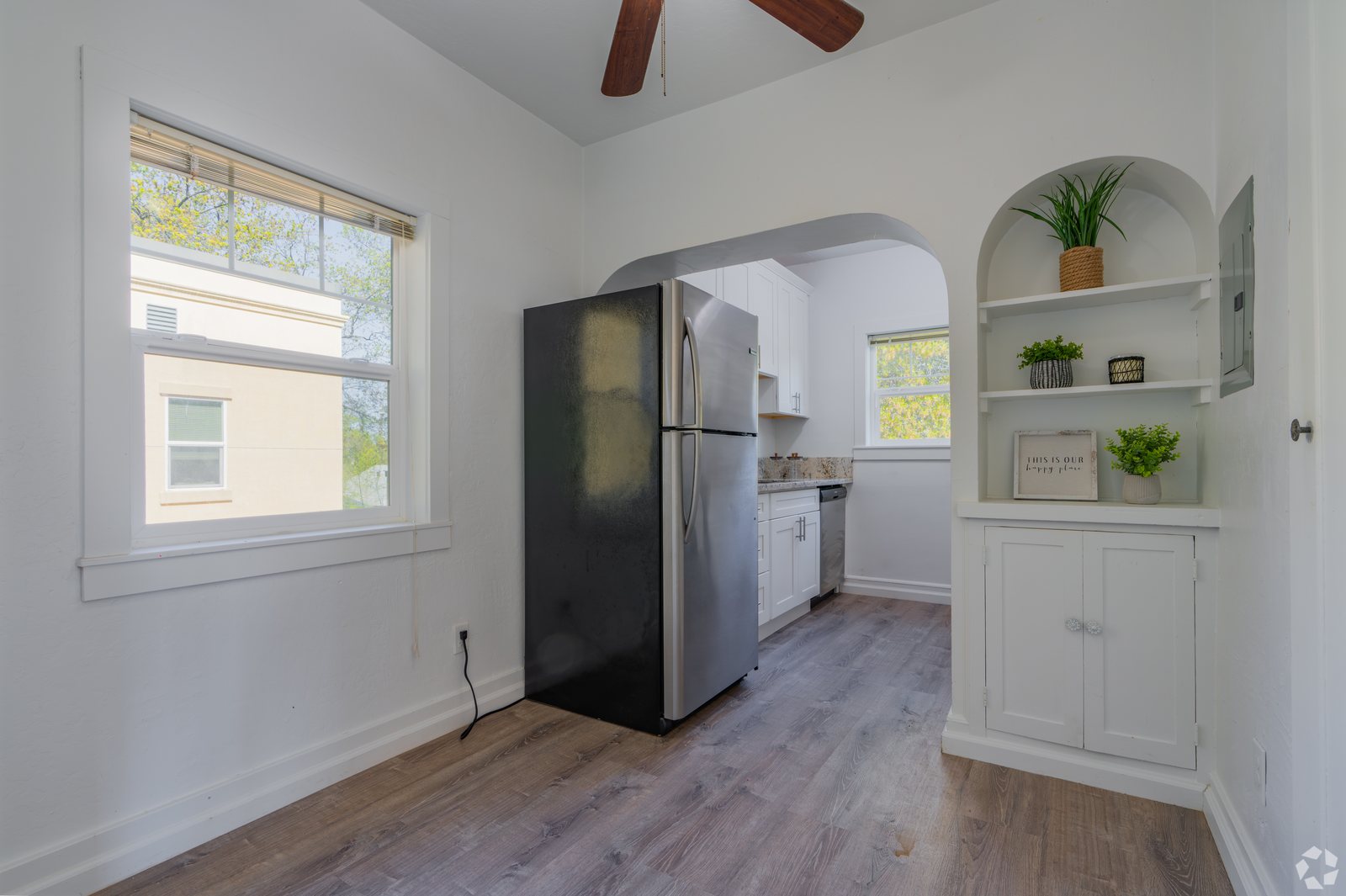 Almond Heights photo 3